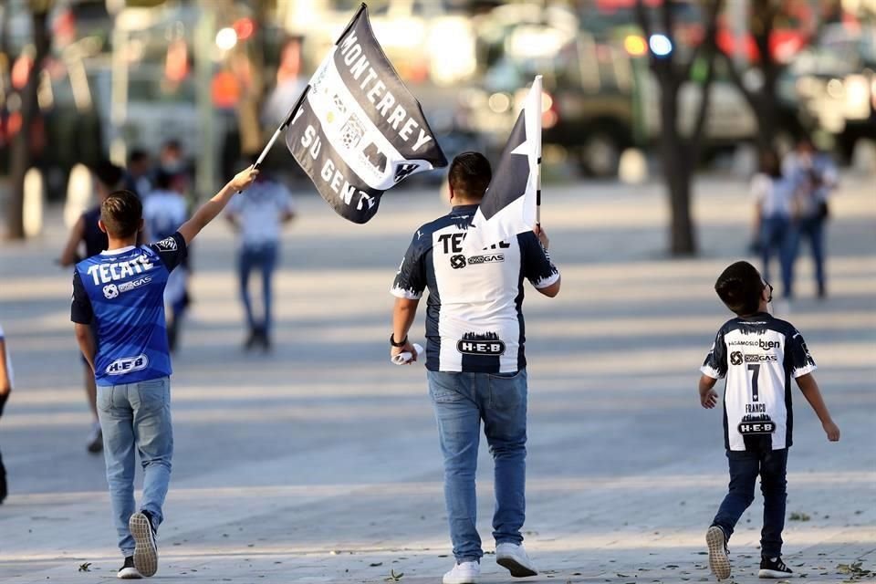 Observa los detalles del ambiente de la Final Rayados-América por la Concachampions.