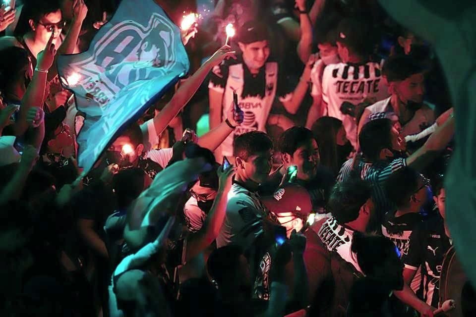 Más del ambiente en el BBVA en la Final de Concachampions.