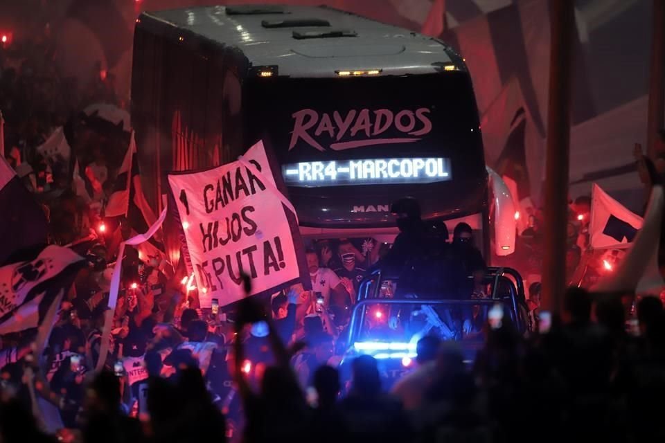 Más del ambiente en el BBVA en la Final de Concachampions.