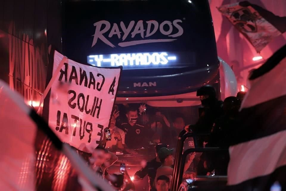 Más del ambiente en el BBVA en la Final de Concachampions.