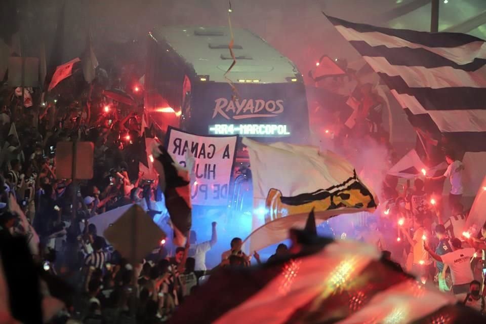 Más del ambiente en el BBVA en la Final de Concachampions.