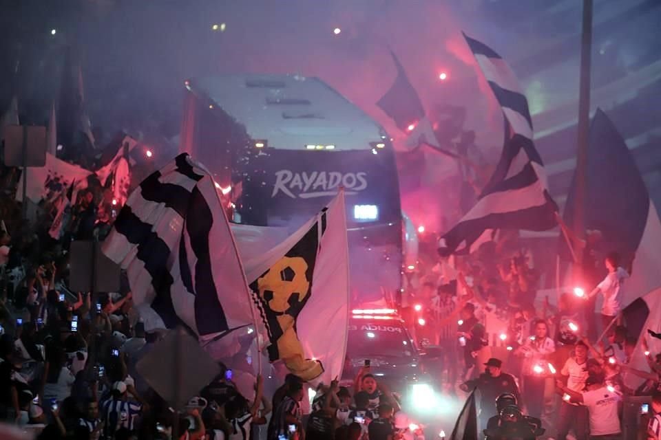 Más del ambiente en el BBVA en la Final de Concachampions.