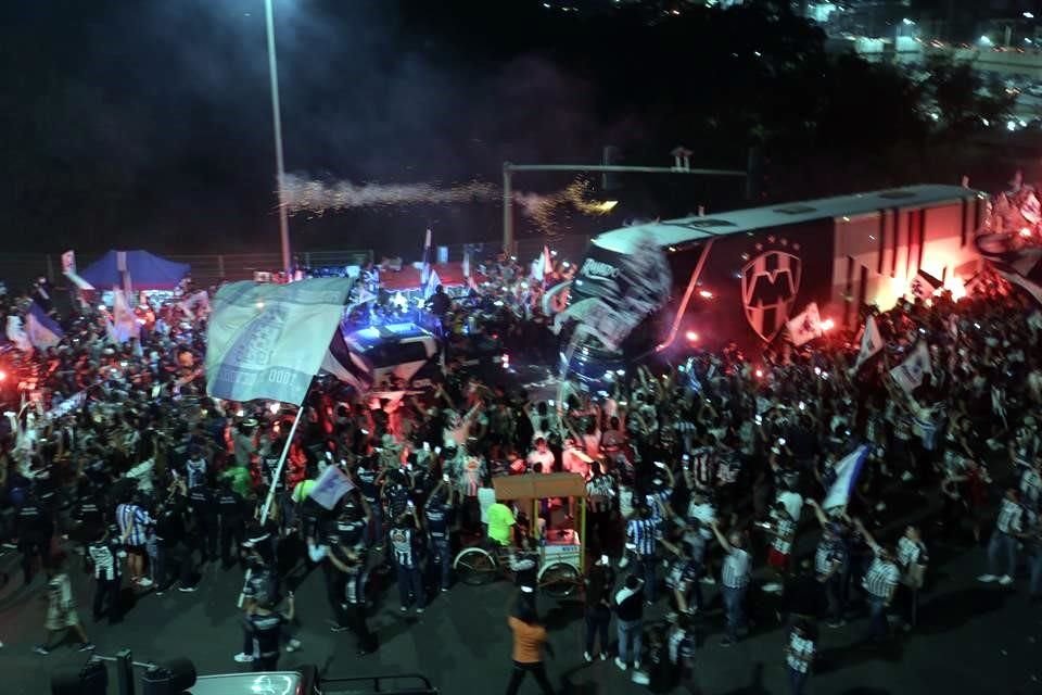 Más del ambiente en el BBVA en la Final de Concachampions.