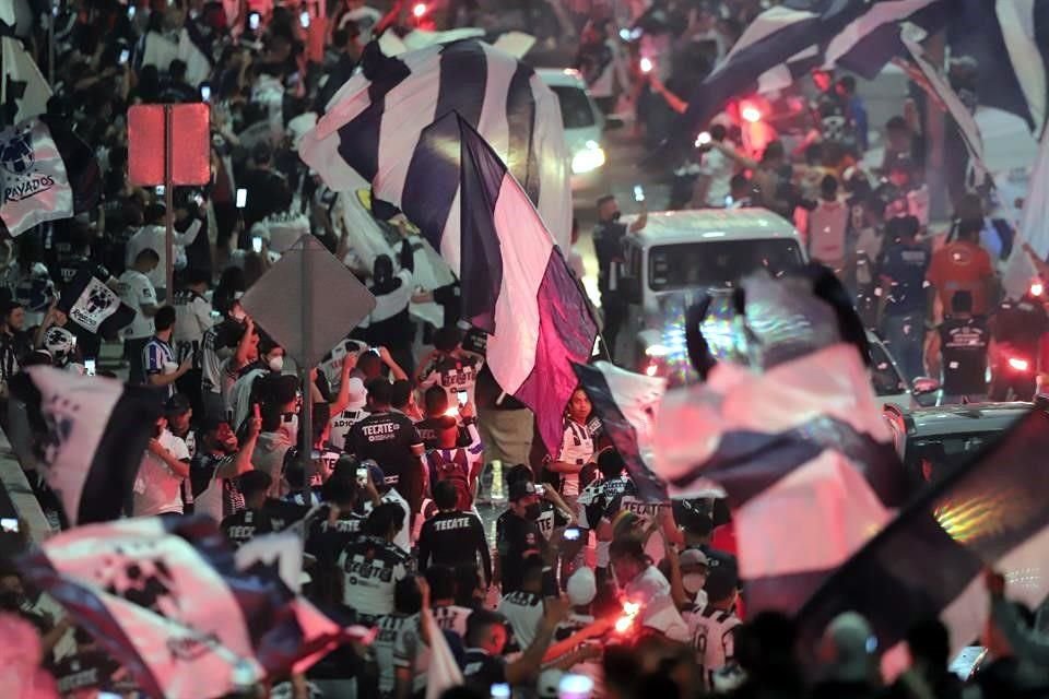 Más del ambiente en el BBVA en la Final de Concachampions.