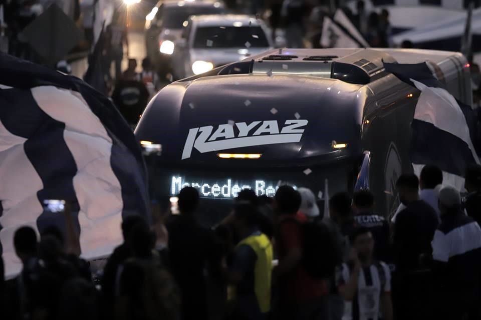 Más del ambiente en el BBVA en la Final de Concachampions.