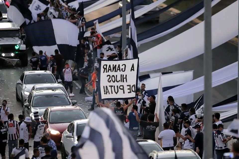 Más del ambiente en el BBVA en la Final de Concachampions.