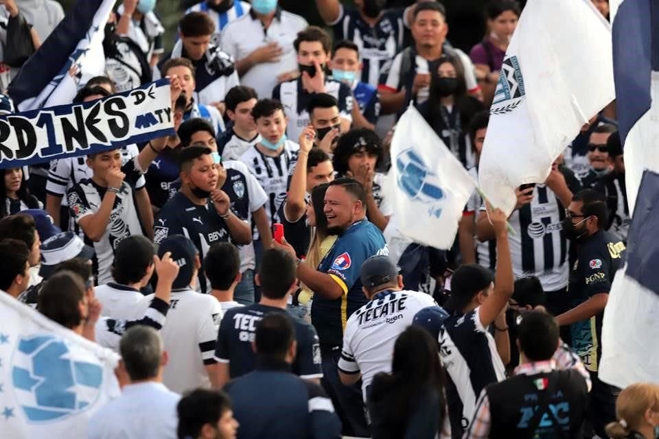 Más del ambiente en el BBVA en la Final de Concachampions.