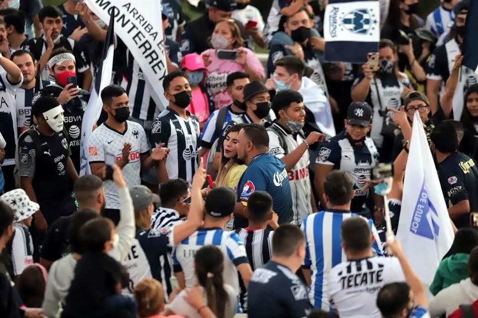 Más del ambiente en el BBVA en la Final de Concachampions.