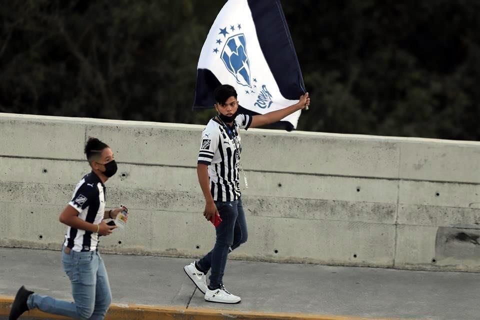 Más del ambiente en el BBVA en la Final de Concachampions.