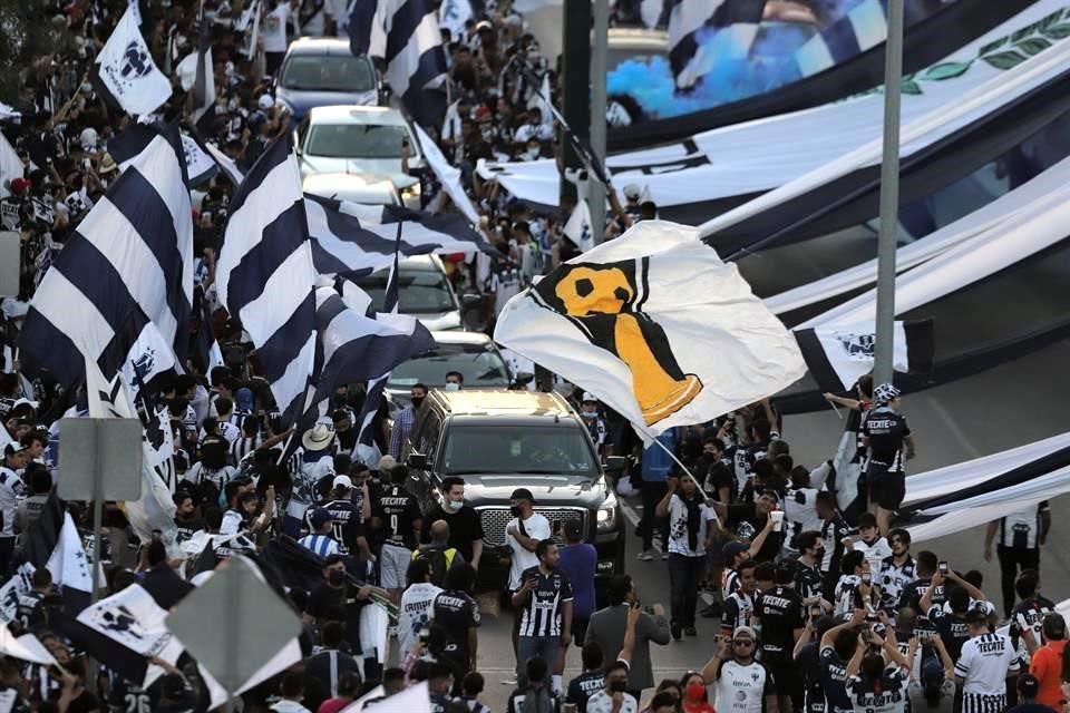 Más del ambiente en el BBVA en la Final de Concachampions.