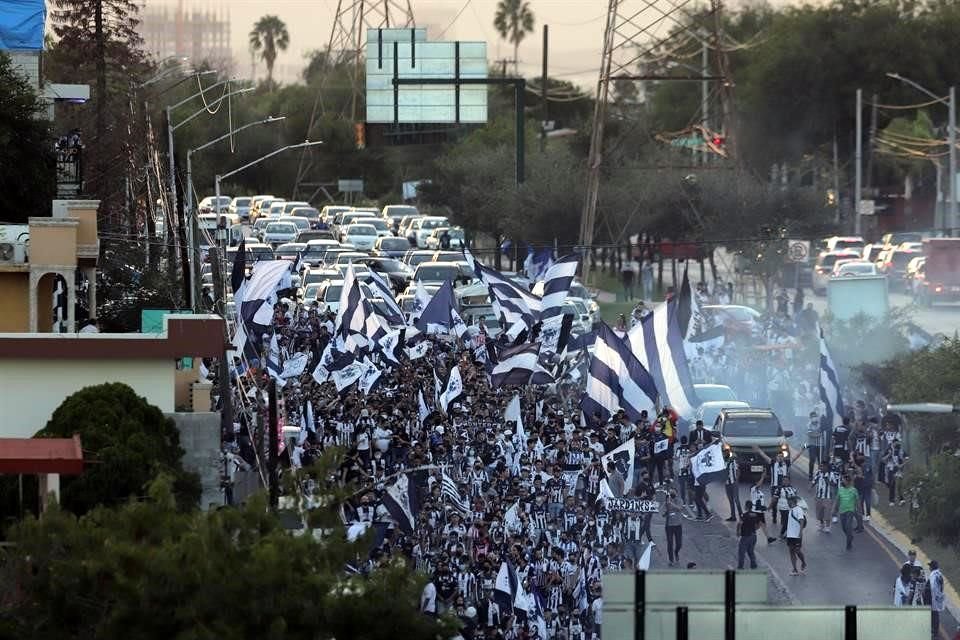 Más del ambiente en el BBVA en la Final de Concachampions.