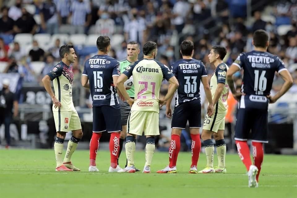Todo fue duda mientras se revisaba la jugada en el VAR, luego el silbante fue a revisar y dio por buena la anotación.