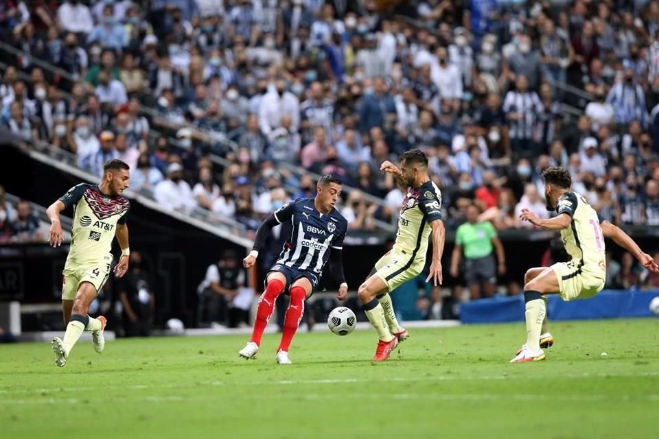 Imágenes del primer tiempo en el duelo Rayados-América.