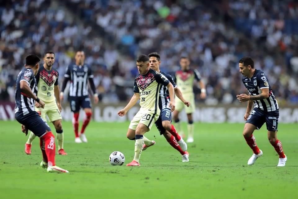 Imágenes del primer tiempo en el duelo Rayados-América.