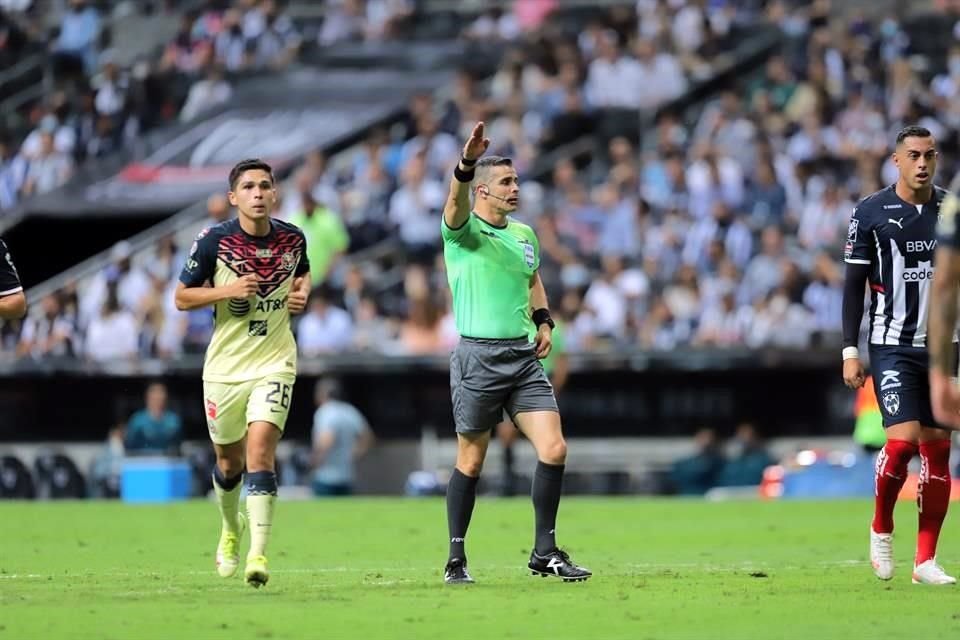 Imágenes del primer tiempo en el duelo Rayados-América.