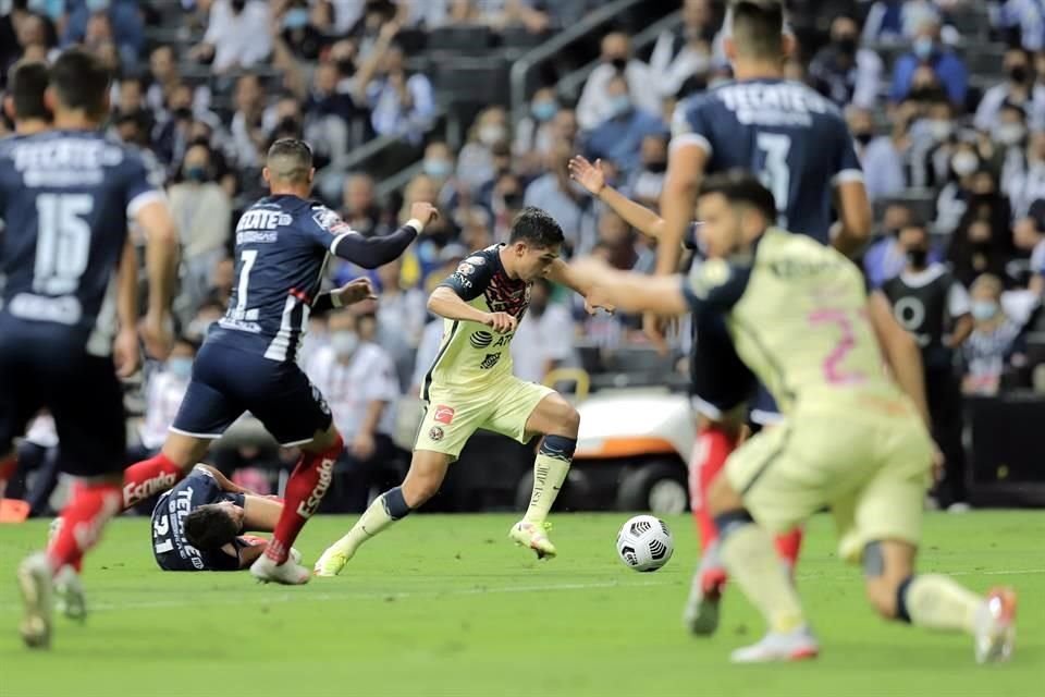 Imágenes del primer tiempo en el duelo Rayados-América.