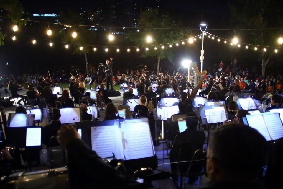 Tras tantos meses de restricciones por la pandemia del Covid-19,  la  música  encendió  el  Parque Rufino Tamayo con el primer concierto presencial de toda la Orquesta Sinfónica de la UANL.