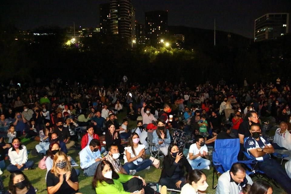 Cientos de personas disfrutaron el concierto en el parque.