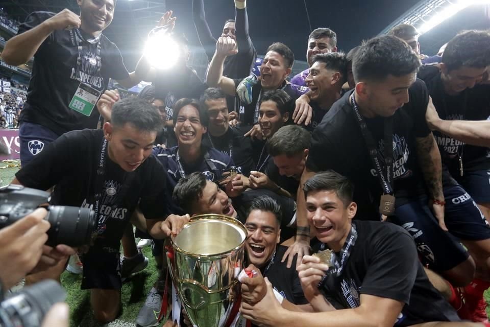 Cinco jugadores de Rayados alzaron esta noche su quinto título con el Monterrey.