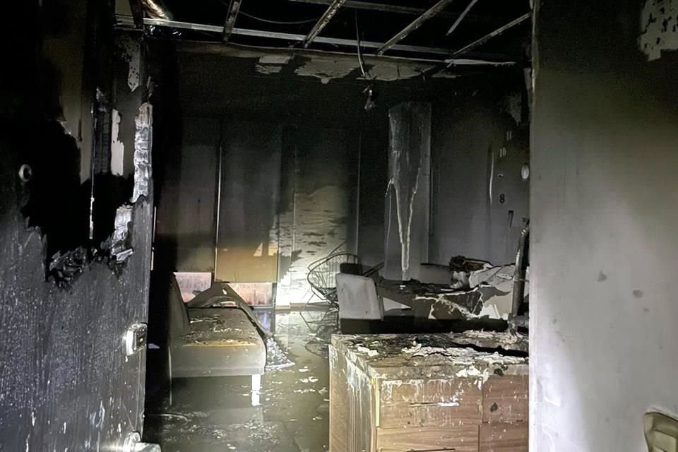 El fuego comenzó en el último nivel de la torre 5, que está a lado del centro comercial.