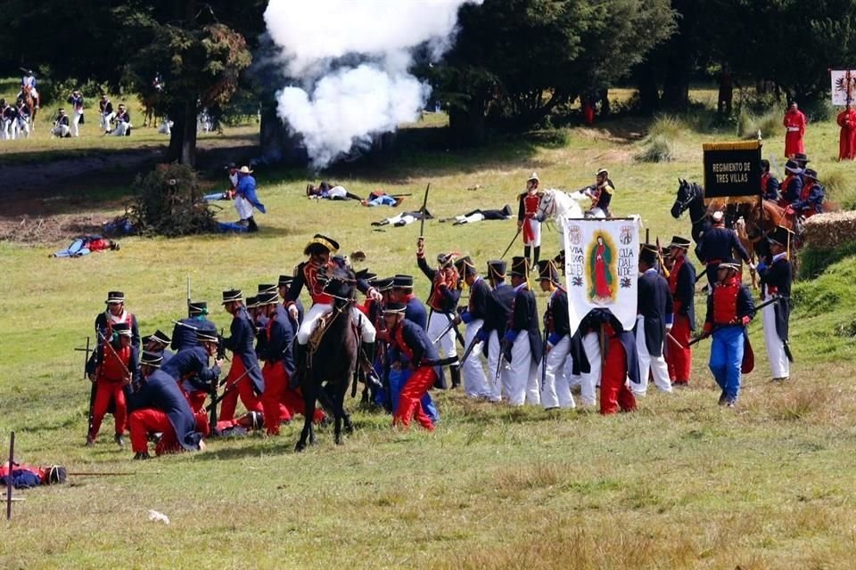 Los actores insurgentes portaron huaraches, sombreros, gabanes y vestidos de la época, mientras que los españoles utilizaron uniformes militares realistas.