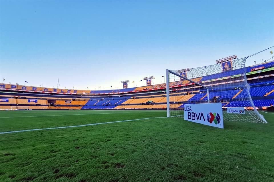 El Estadio Universitario está listo para el duelo entre Tigres y Chivas.