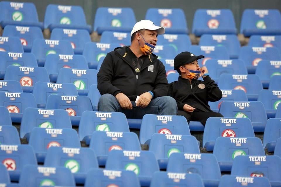 La afición toma sus asientos para ver el duelo entre felinos y tapatíos.