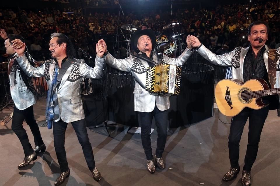 La música del grupo icónico del regional mexicano se escuchó con 'garra' desde las 23:56 horas del viernes ante un abarrotado palenque de la Expo Guadalupe.