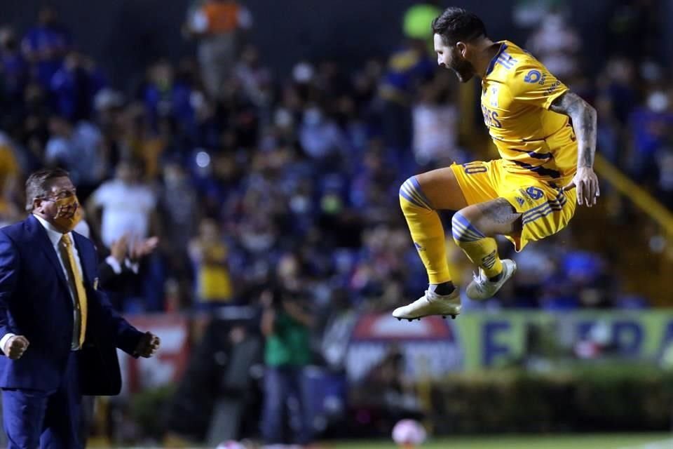 Gignac anotó un golazo en tiro directo y Herrera se lo festejó.