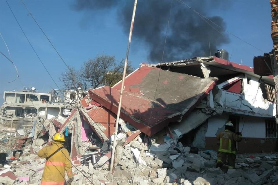 Bomberos y autoridades trabajan en la zona para sofocar el incendio y atender a la población afectada.