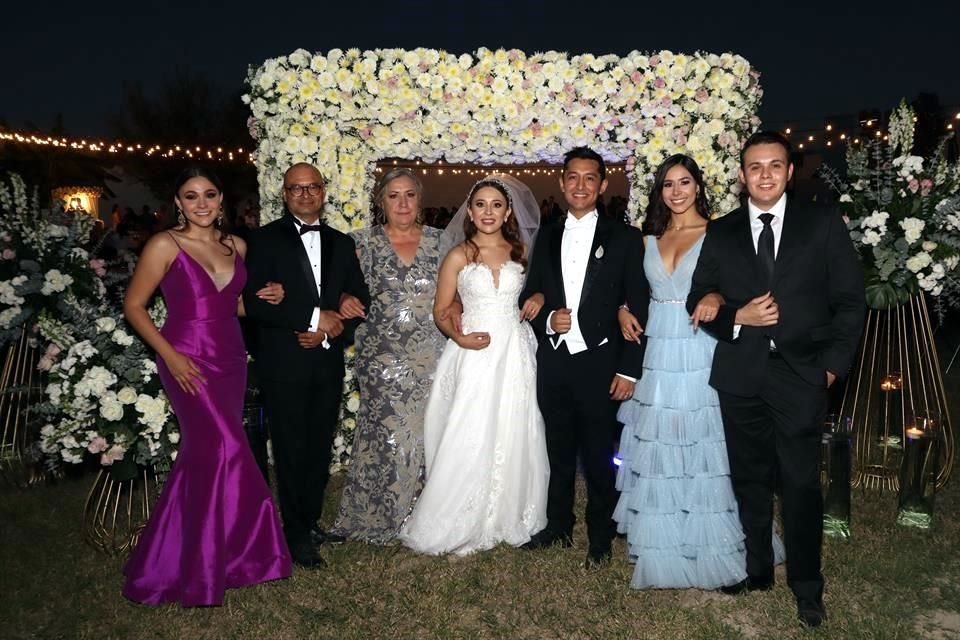 FAMILIA DE LA NOVIA Norma Natalia Santiago Garza, Carlos Enrique Santiago Pavón, Norma Esther Garza de Santiago, LOS NOVIOS, Diana alejandra Santiago Garza y Jonathan Evan Palacios Rangel