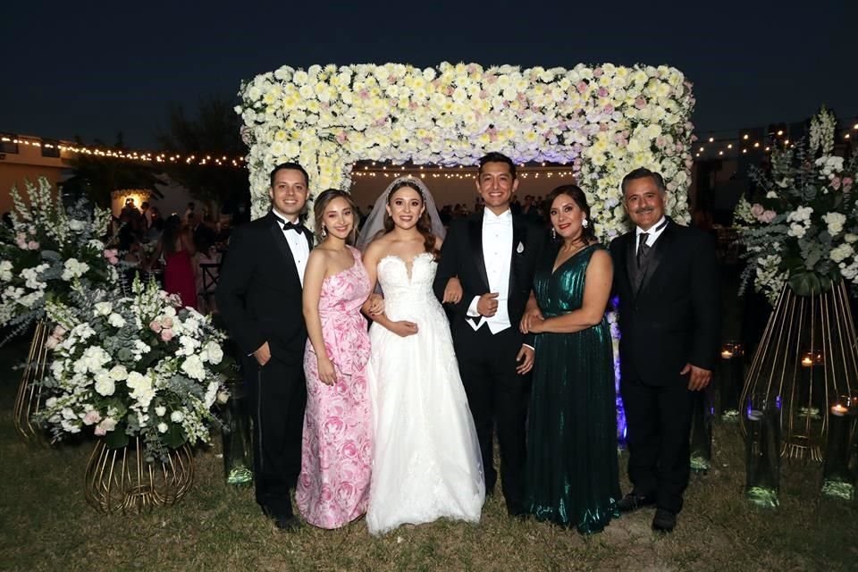 FAMILIA DEL NOVIO Iván Martínez, Karla Leal de Martínez, LOS NOVIOS, Susana Tienda de Leal y Roberto Leal