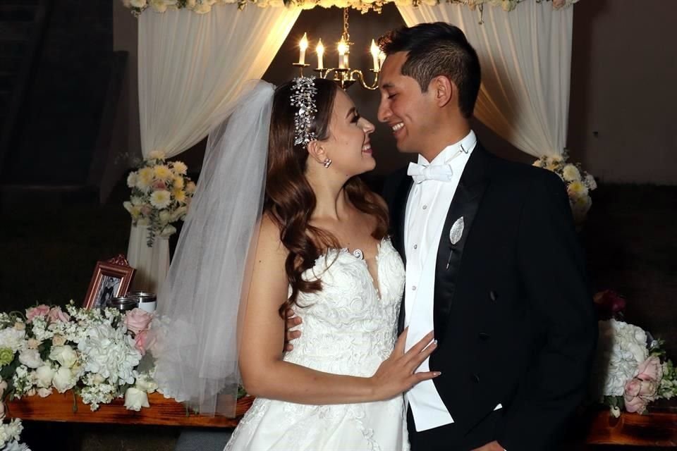 Ana Sofía Santiago y Roberto Leal