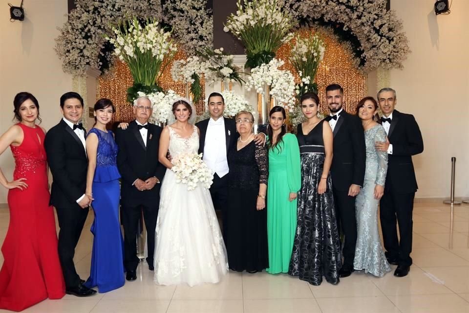 FAMILIA DEL NOVIO Regina Ondarza, Jorge Cruz, Lulú de Cruz, Emiliano Ondarza Almaguer, LOS NOVIOS, Leticia Garza, Juany de Martínez, María José de Sías, Arturo Sías, Rosalva de Ondarza y Emiliano Onda