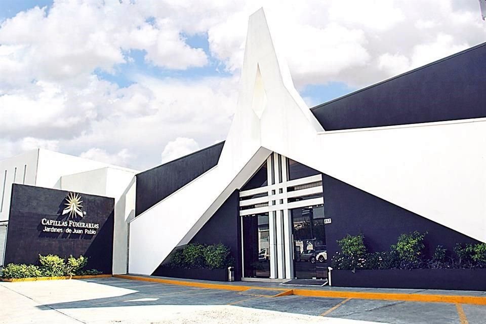 Jardines de Juan Pablo es el único Centro Integral de Atención Funeraria (CIAF) en NL, ya que integra los segmentos de: parque funerario, capillas de velación, crematorio, nichos y centro de atención.