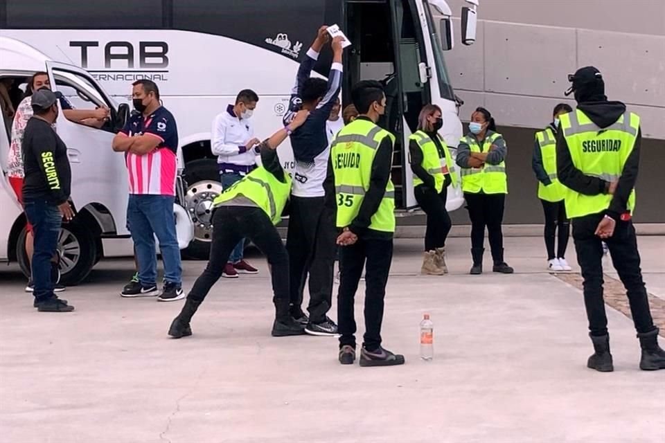 La afición del Monterrey pasó por estrictos filtros para ingresar al Estadio Alfonso Lastras.