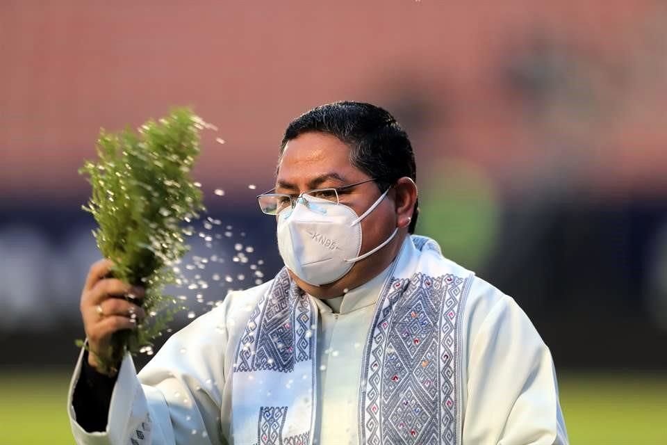 El sacerdote roció agua bendita en los rincones de la cancha del Alfonso Lastras.