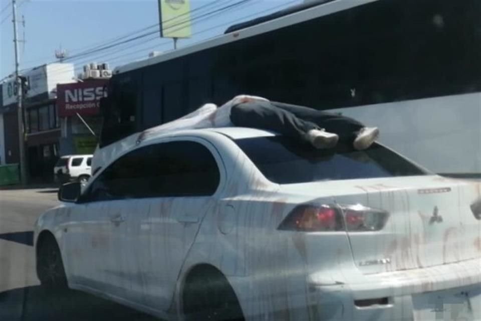 Una persona fue captada circulando con un muñeco en su toldo.