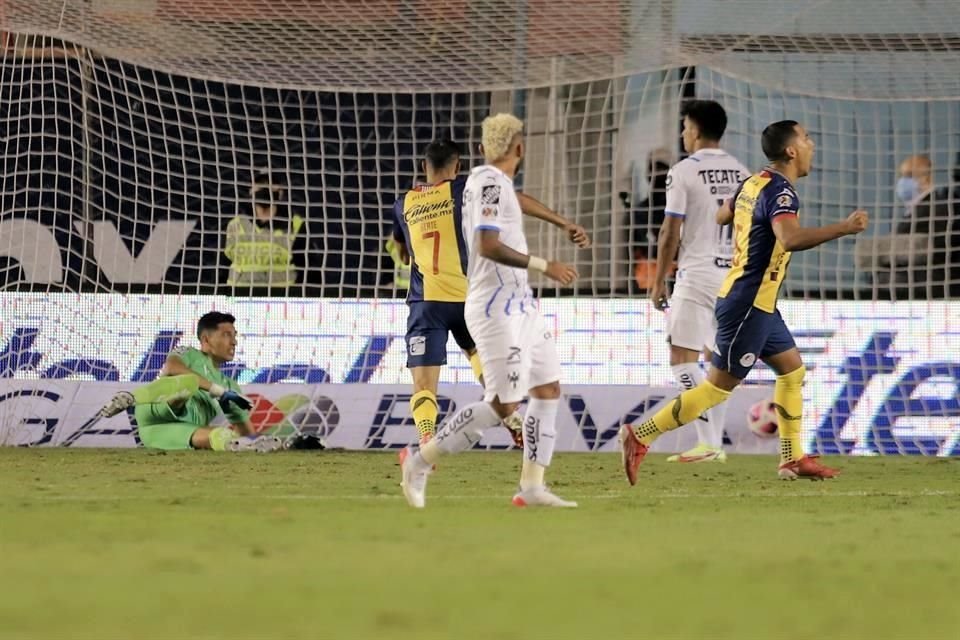 San Luis aprovechó y le empató a Rayados al 48', con autogol de Andrada.