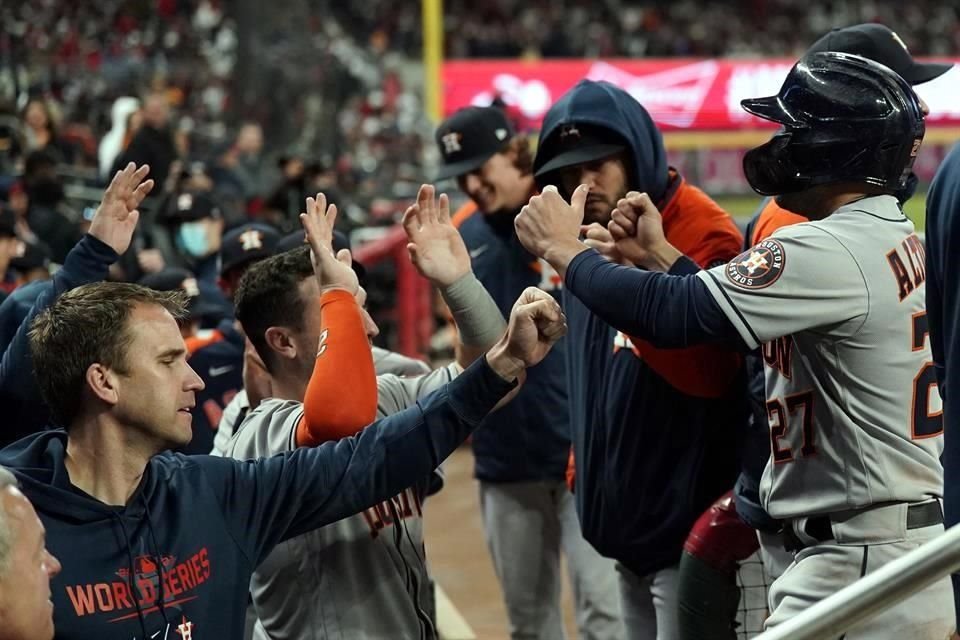 José Altuve selló el triunfo de Houston, luego de anotar la novena rayita tras un batazo de Carlos Correa.