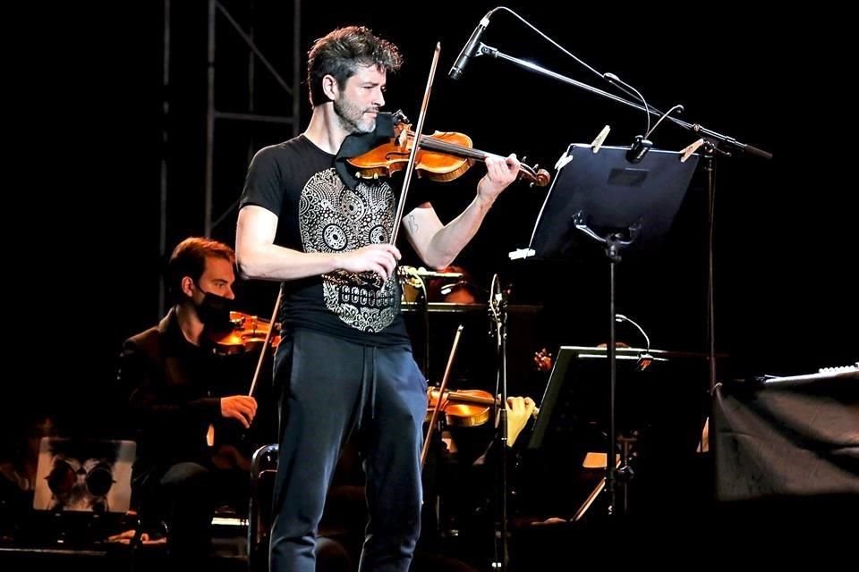 Bruno Axel brindó un espectáculo visual y auditivo en la Explanada de los Héroes.