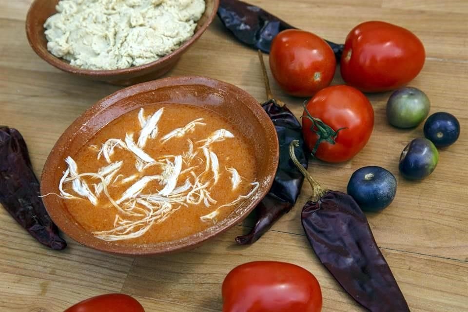 La cuachala es un plato originario de Tuxpan, región sureste de Jalisco, que se elabora a partir de pollo, masa de maíz, tomates, jitomates y chiles coachaleros.