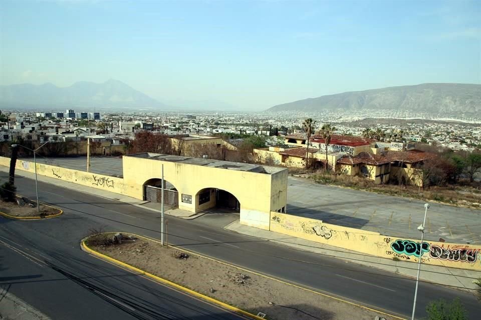 La propiedad se ubica sobre Avenida Alejandro de Rodas y se encuentra en total deterioro.