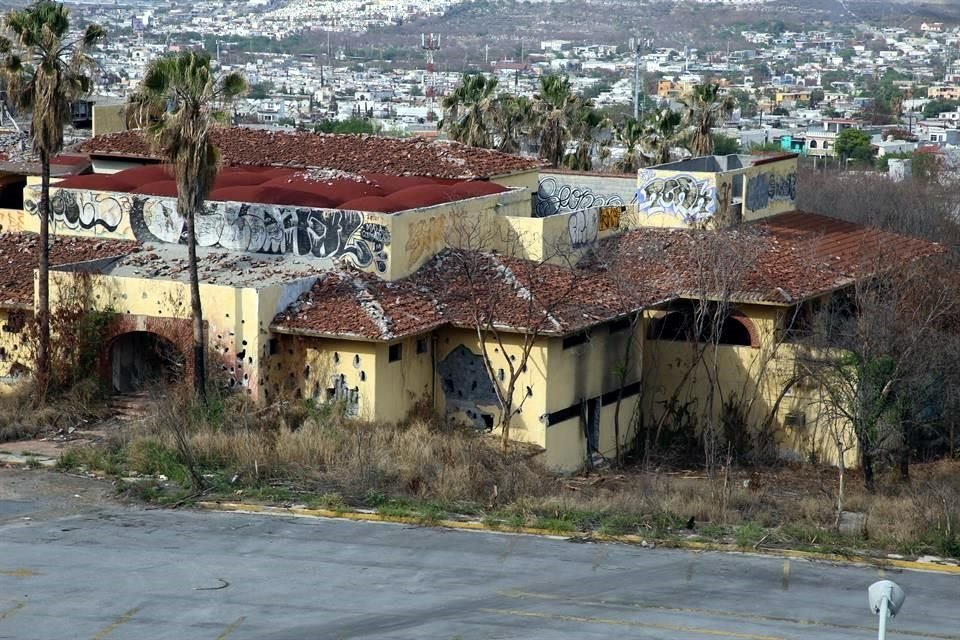 La propiedad se ubica sobre Avenida Alejandro de Rodas y se encuentra en total deterioro.