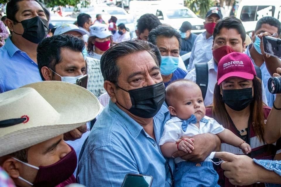 Salgado saludó a sus seguidores en Chilpancingo y luego se trasladó a Iguala.