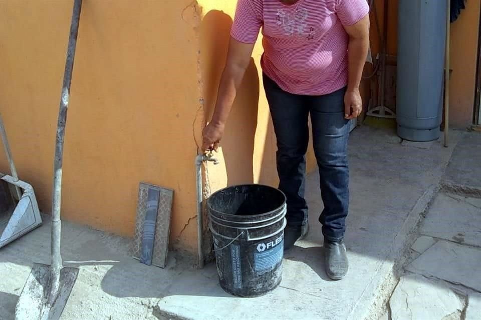 Una habitante del Ejido Los Cuartos, en Doctor Arroyo, muestra que no hay agua potable en la comunidad.