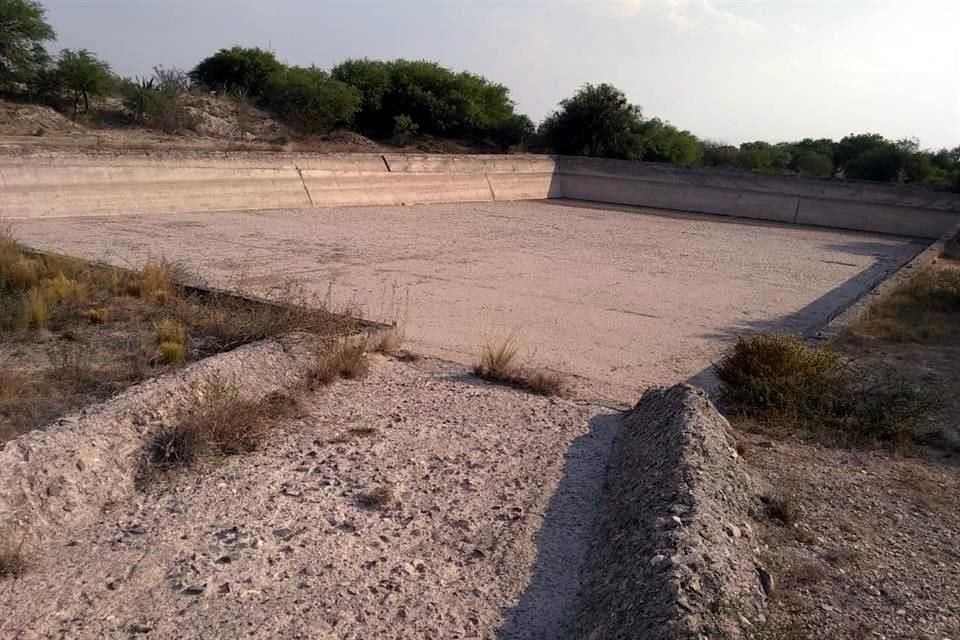 La escasez de lluvias, que se evidencia en las represas, agrava el problema de la falta de agua en el municipio.
