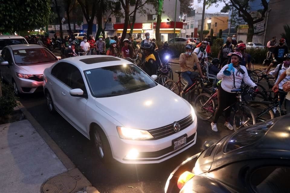 Vecinos que rechazan el proyecto de ciclovía sobre División del Norte utilizan esta vía primaria como estacionamiento público