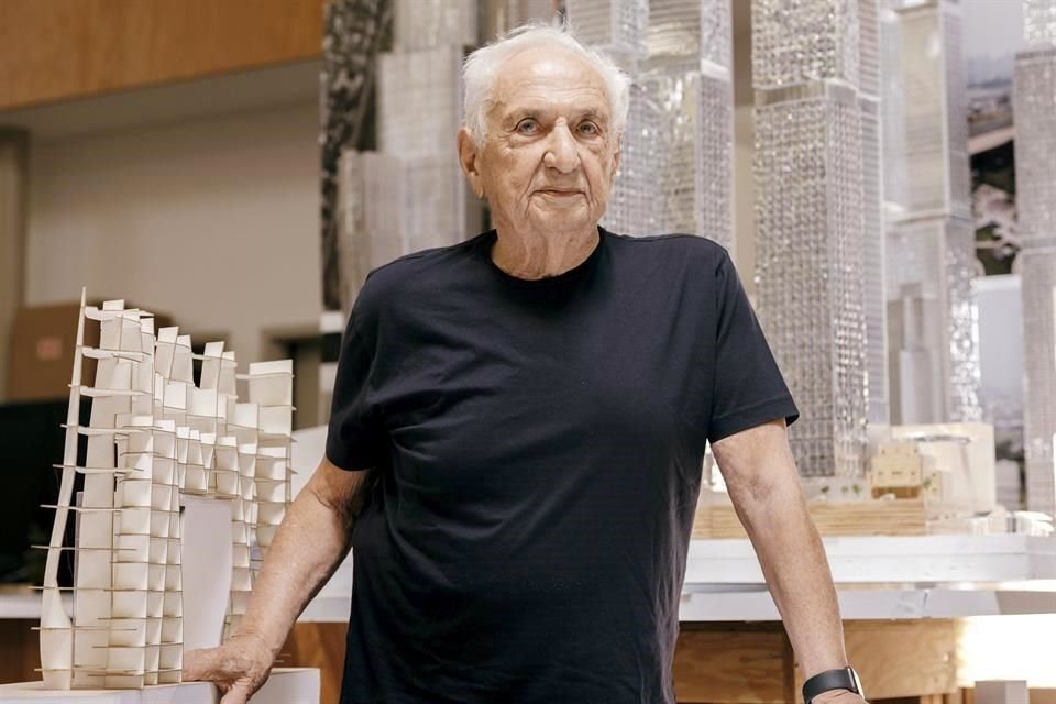 Gehry en su estudio de arquitectura en Los Ángeles.