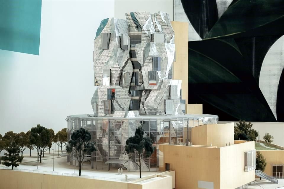 Modelo del centro cultural Luma Arles, que abrirá este verano en Arles, Francia.
